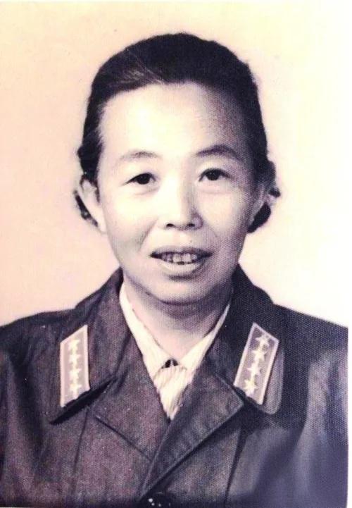 当年11万女军人，大尉年衔仅140余人1955年全军授衔工作中，全军有11万