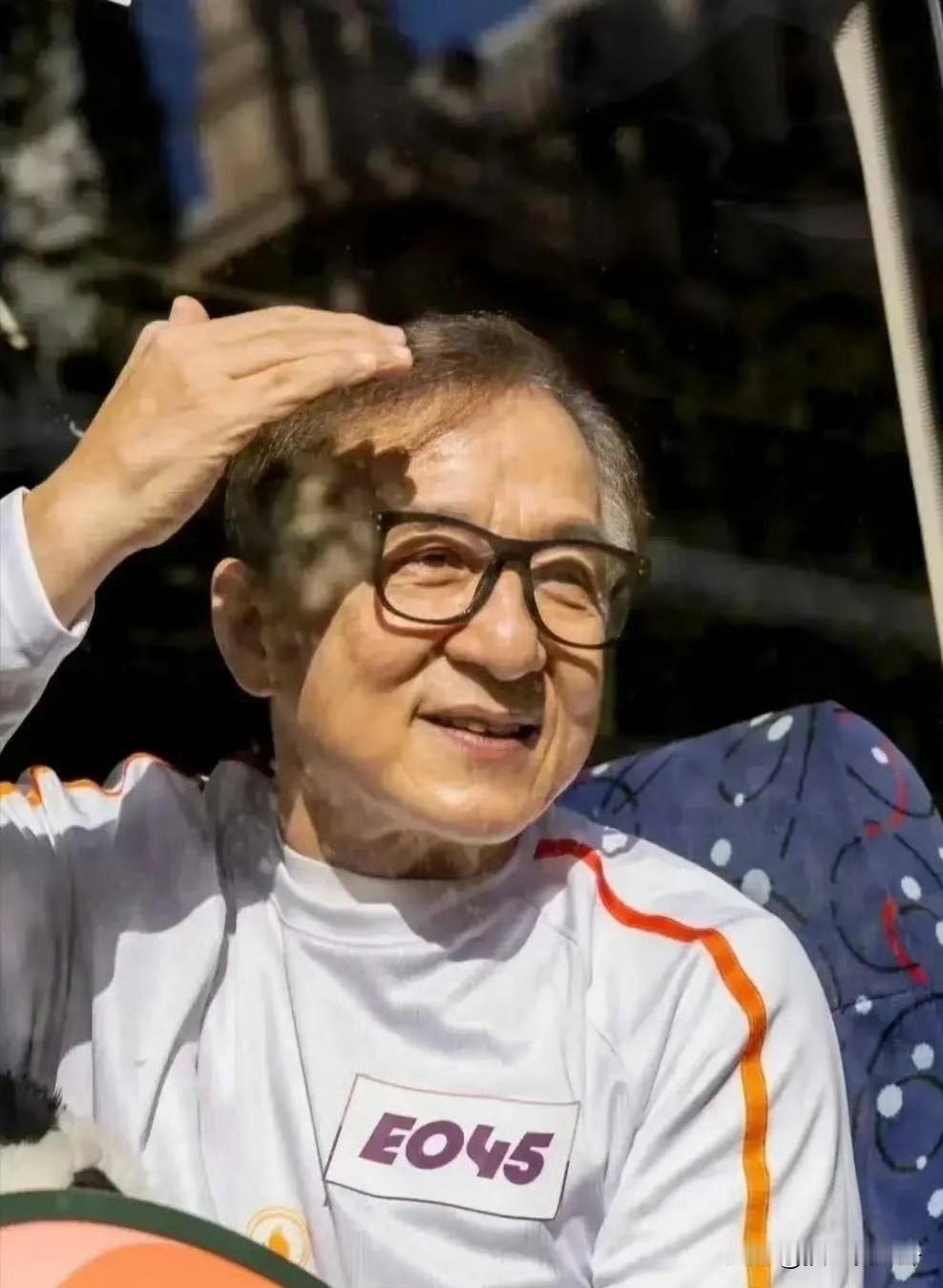 成龙又给所有人上了一课人上了年纪才知道名和利都是虚的子女家人的陪伴才是最重要