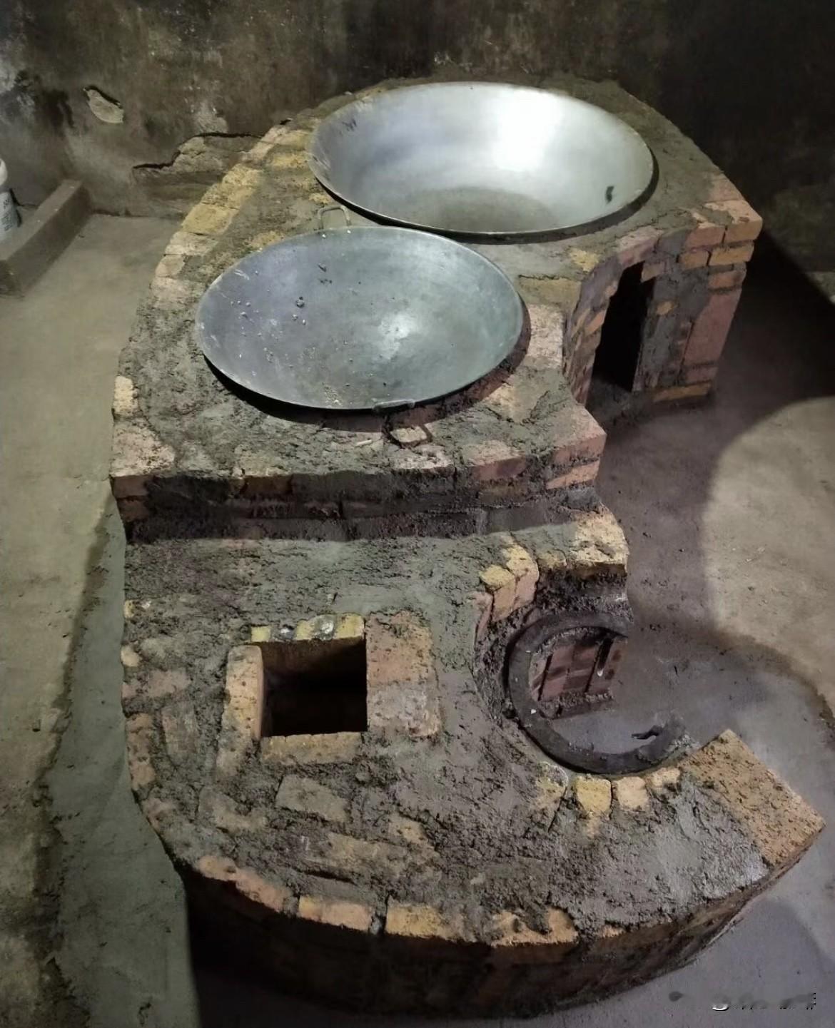 在农村最常见到土灶，慢慢退出历史的老土灶，你们的老家还在用吗⁉️农村生活
