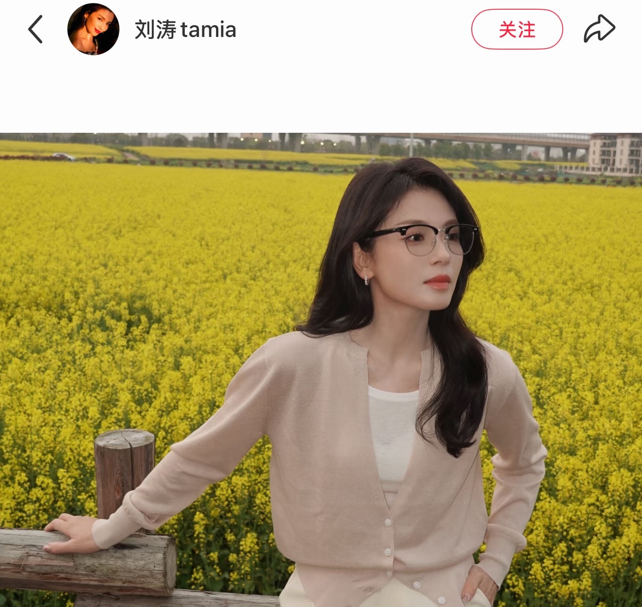 刘涛真的是越活越年轻了！戴眼镜美我一大跳刘涛戴眼镜美我一大跳