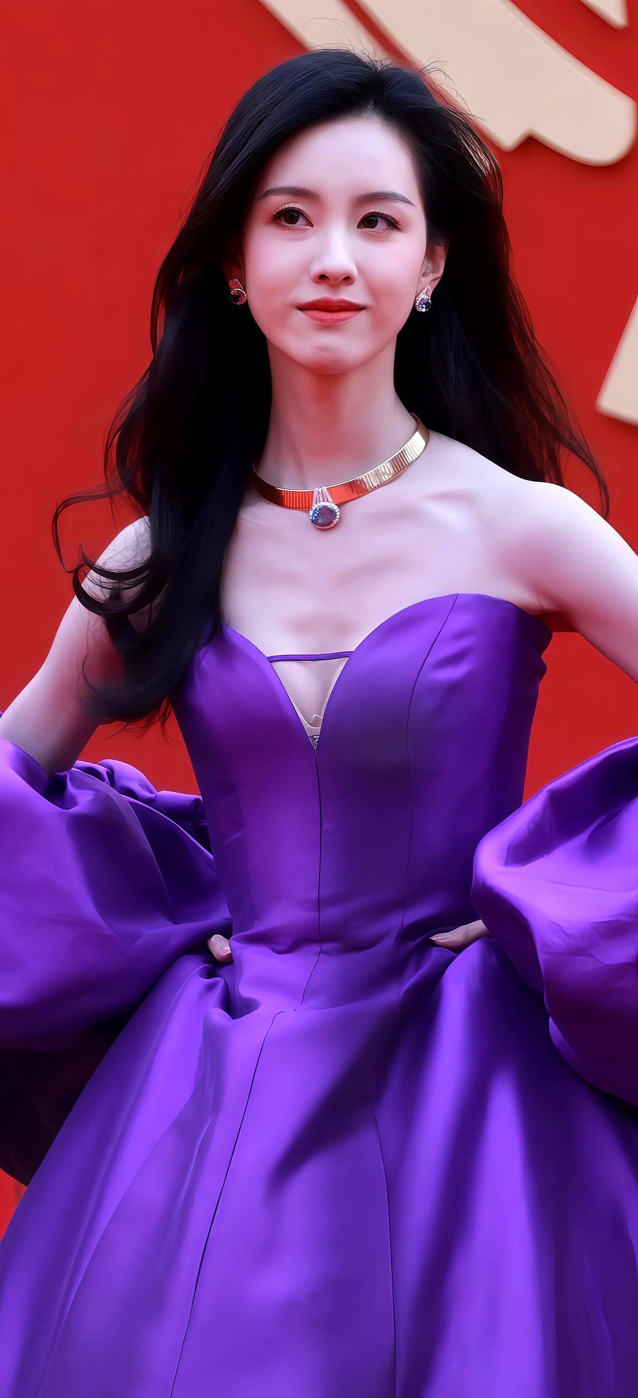 紫裙一上身，陈都灵直接把自己从“清纯校花”升级成“高定玩家”。她穿着那条