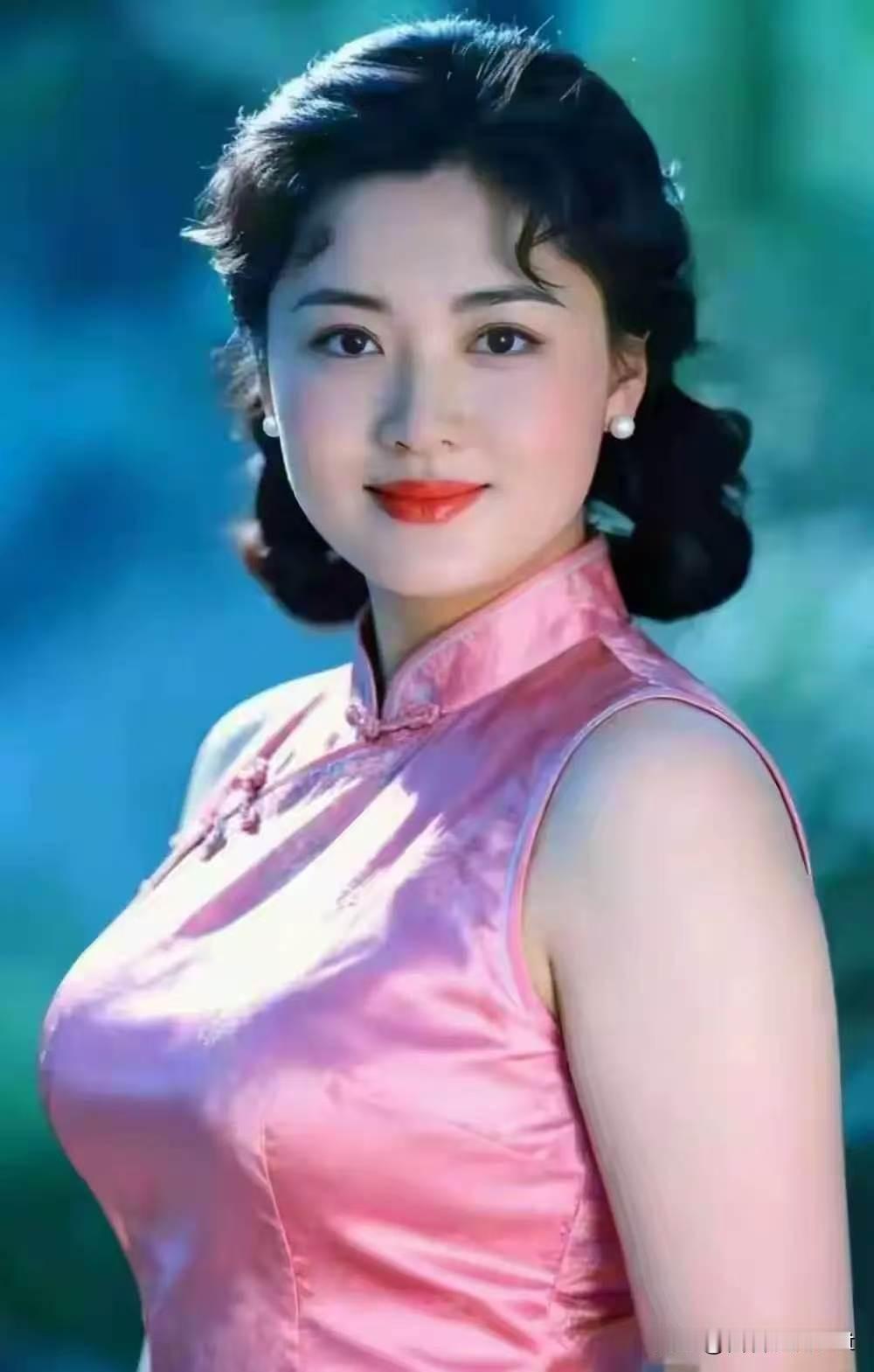 素光漫过软缎旗袍，盘扣凝香，鬓影含春。她立于蓝绿光影间，面若桃腮，眸如秋水，浅笑