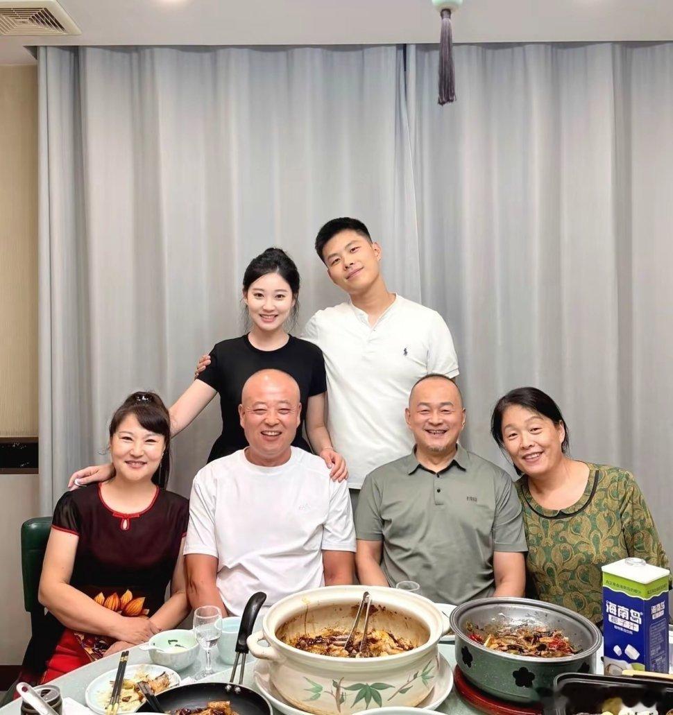 表姐的女儿远嫁南方城市，一晃七八年了，表姐夫妻俩和亲家，从来没见过面，也几乎没有