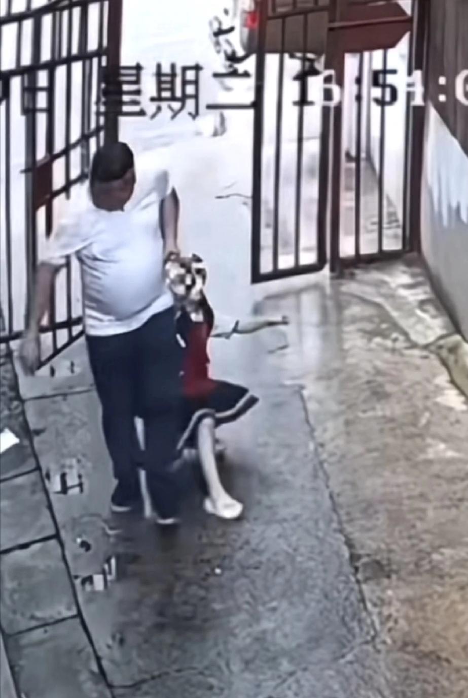 如何避免孩子落入这样的险境？（男孩女孩都一样）1，不要搭理任何陌生人，哪怕长