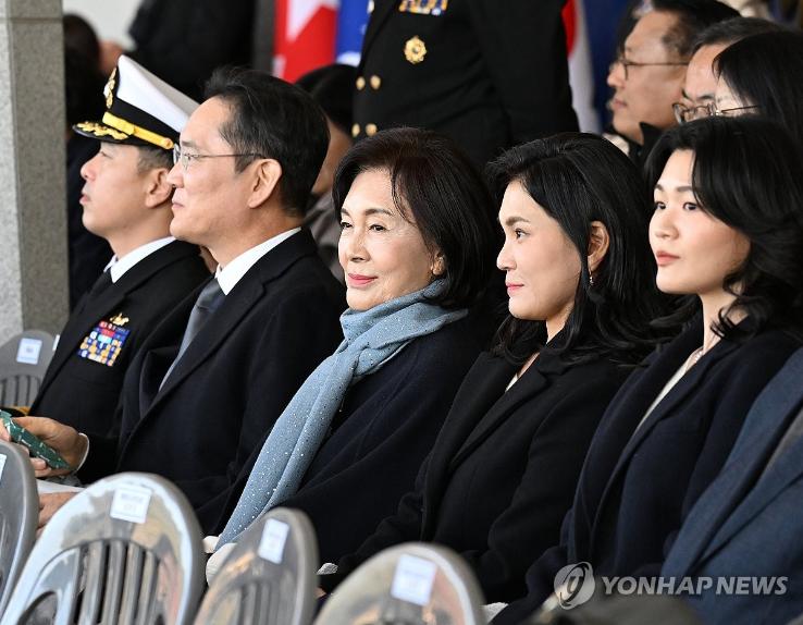 李健熙遗孀将减持1500万股三星电子股份，套现金额约合人民币98.44亿元三