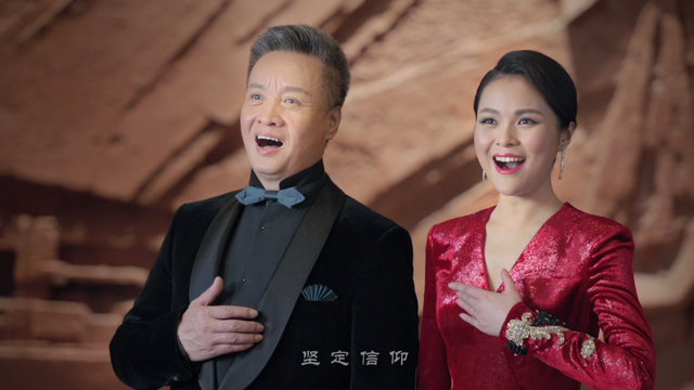 龚爽追悼会正式举行，恩师阎维文到场，戴黑色口罩，一脸的悲伤侧眼看花圈，心中的不