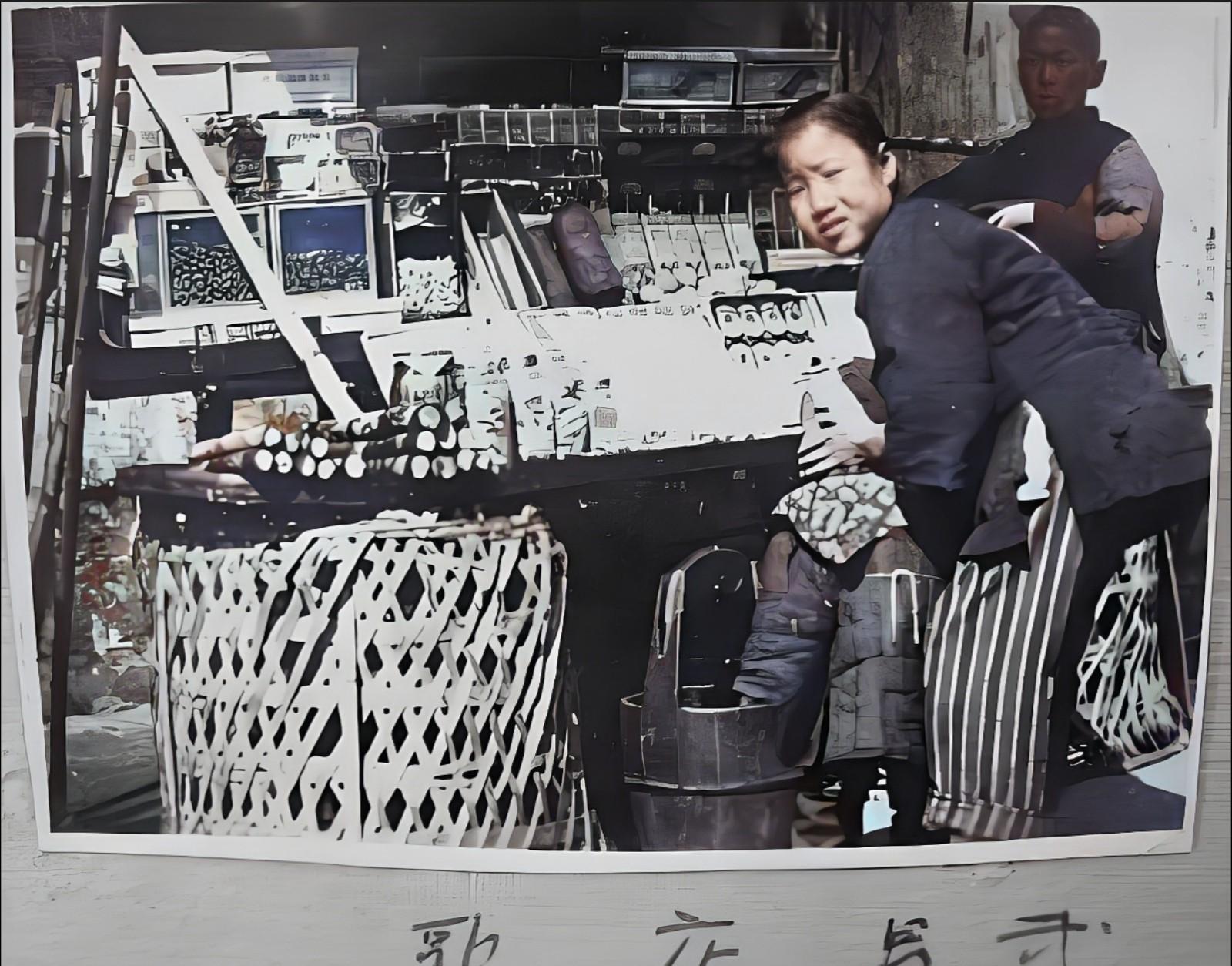 这张照片是从俘虏的日军士兵身上缴获的。1938年6月11日，安庆城破，日