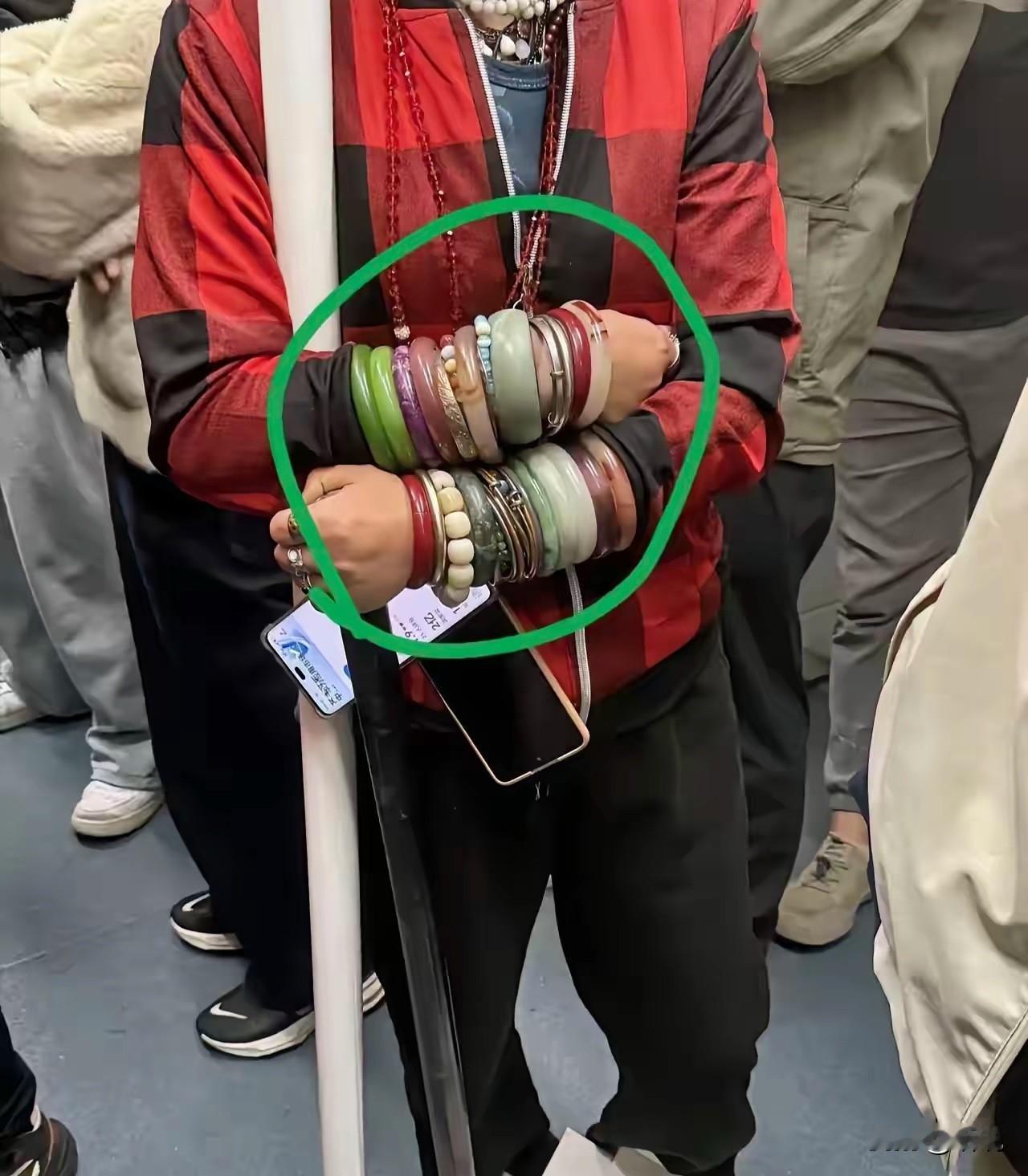 这位大娘应该是位练家子吧？这炫富炫的我无话可说