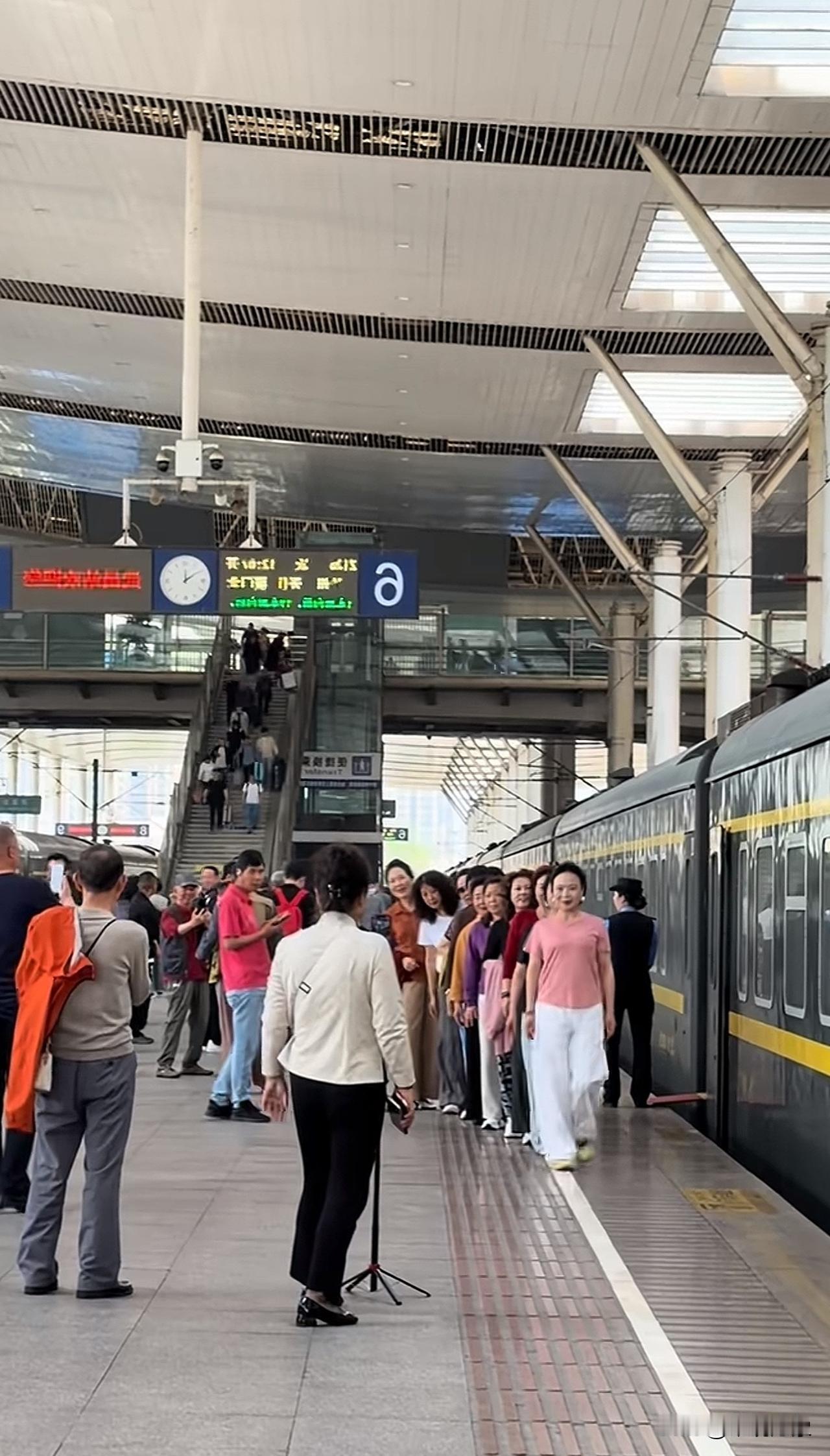 网友：上车最吵下车最浪的中国老登