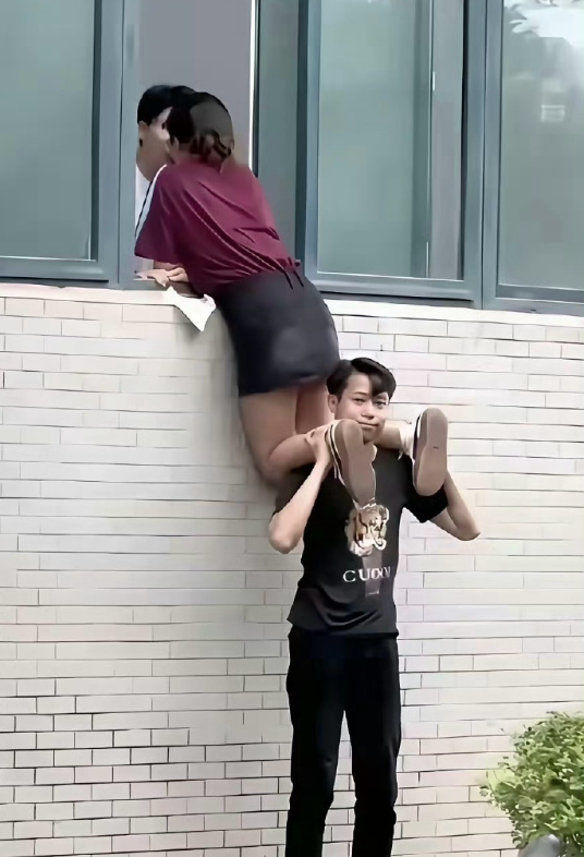 笑容很苦涩了​​​。。。。。