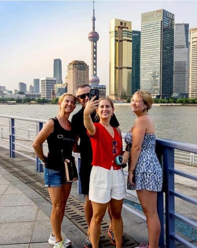 结伴而行哪里玩，游走中国最安全。来，咱们快乐自拍！几个欧美游客在黄浦江畔…外滩