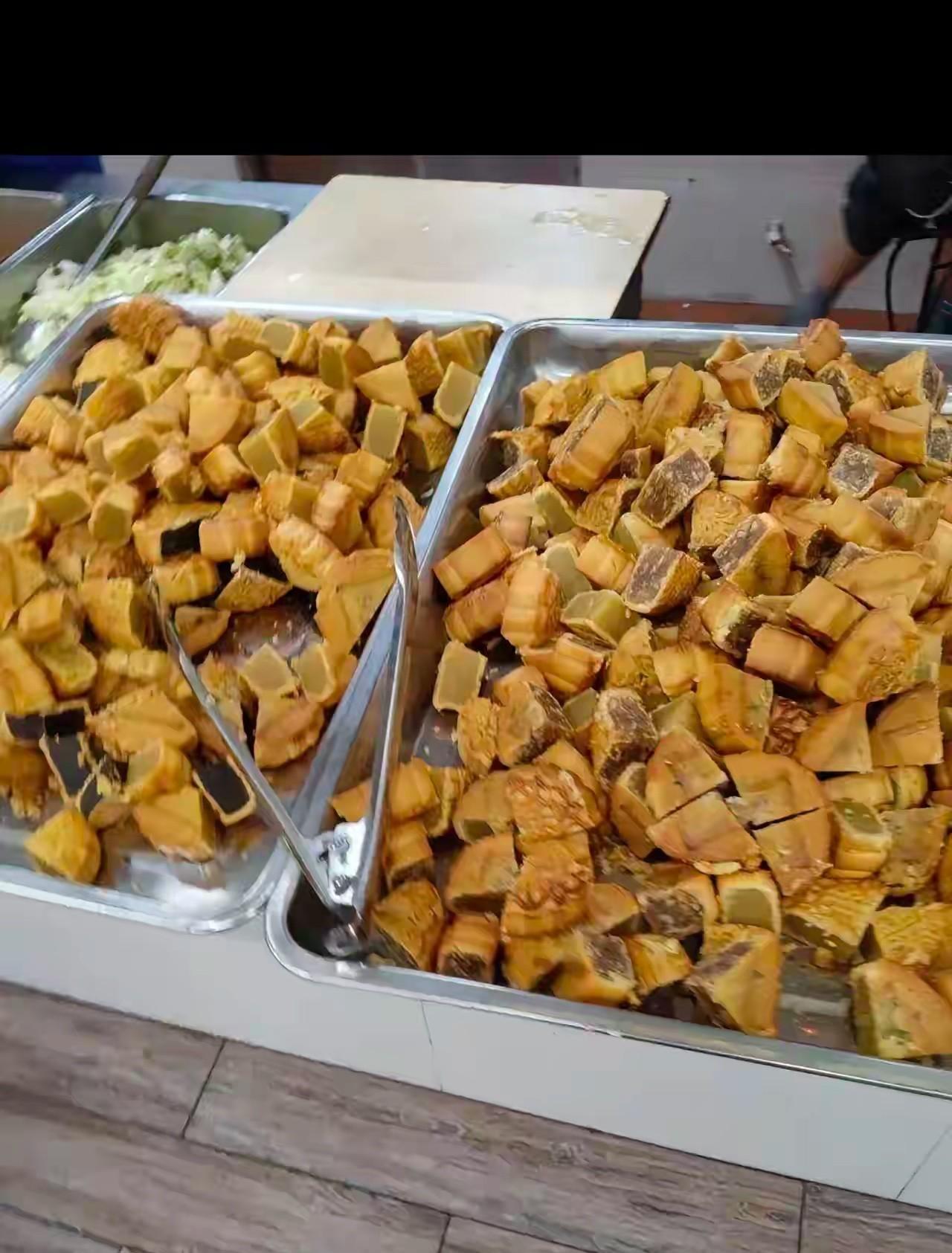 很想请教下大家，这公司食堂的月饼，到底是当菜吃呢，还是当主食来吃呢？看到一家公