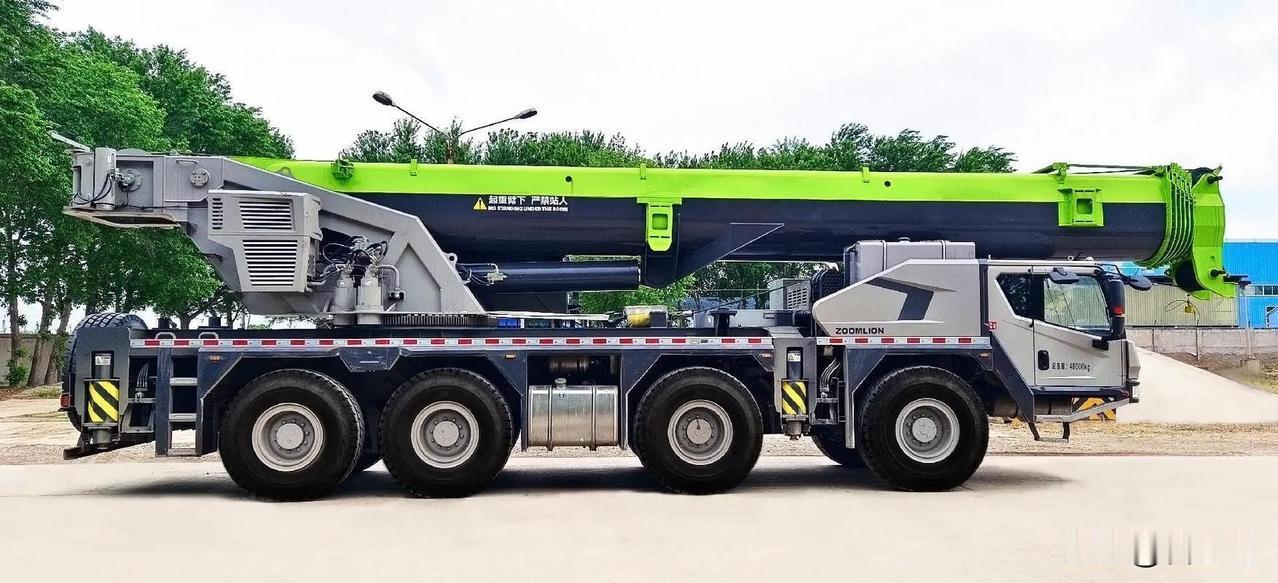 第一张图才是吊车，说图二也是吊车的要不对比一下侧面的区别？而且我说实话，这个