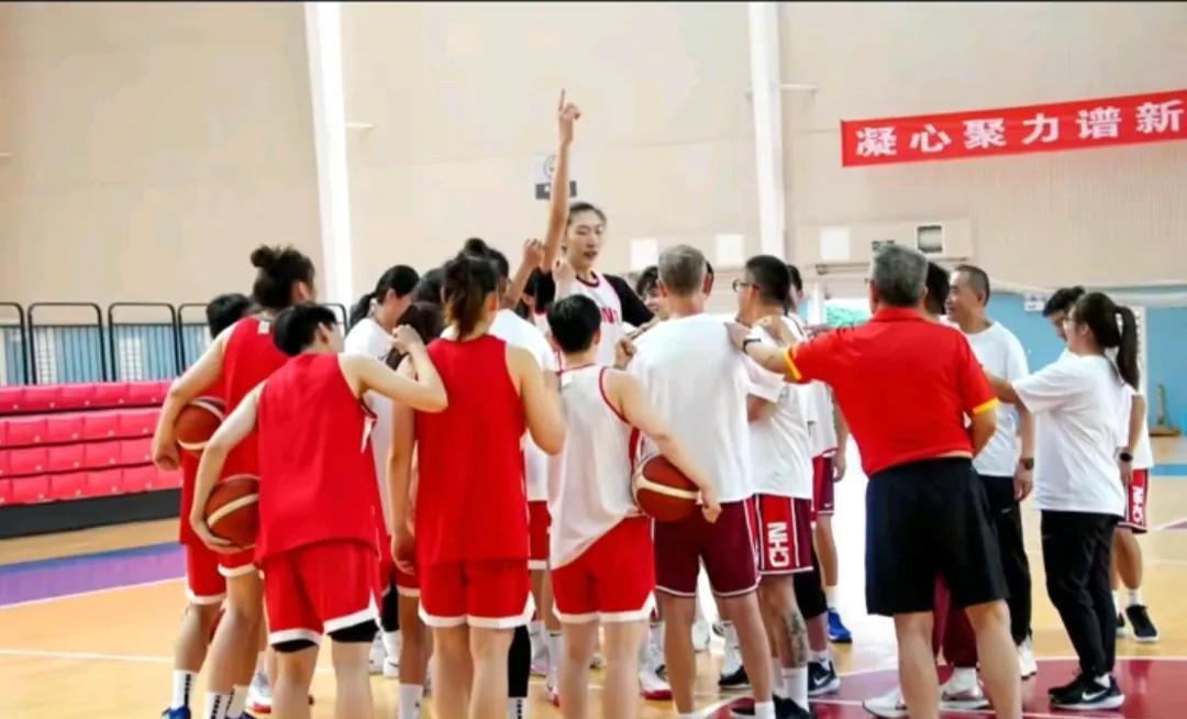 宫指导的中国女篮，在一片质疑声中开训，打完全运附加赛的翟若云，张茹，如期归