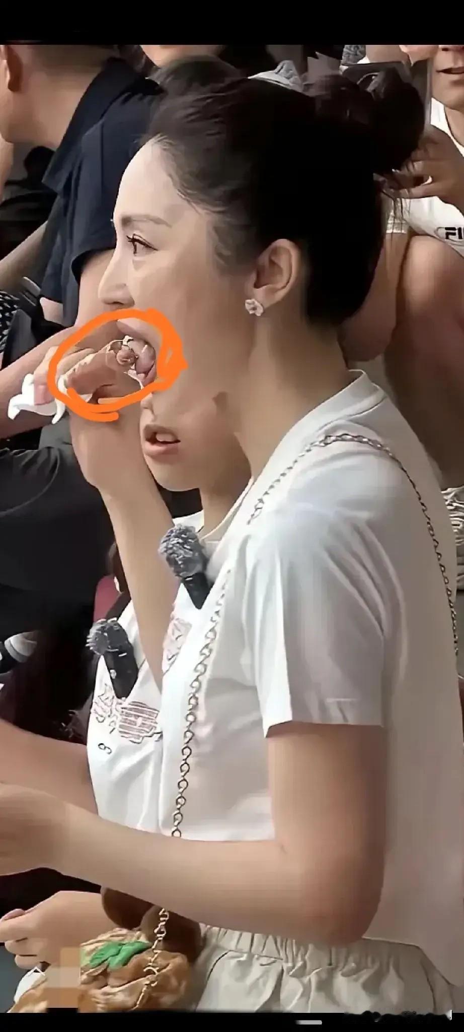 看到大家都惊叹董璇的舌钉其实没什么好惊讶的她打舌钉的原因只有一个，那