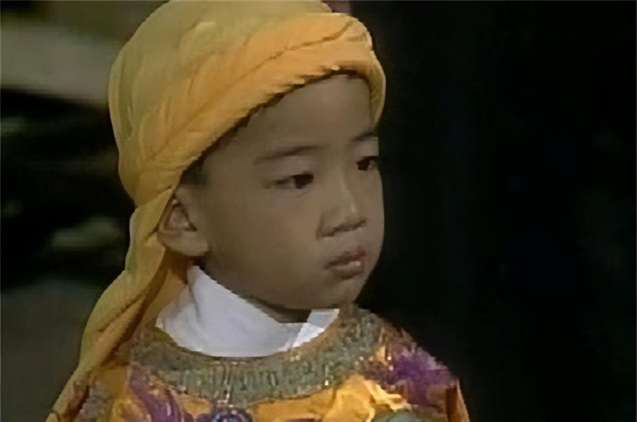 16岁洪天贵福被凌迟处死，临刑前哀求：“官老爷，我…只是个孩子”。深秋的