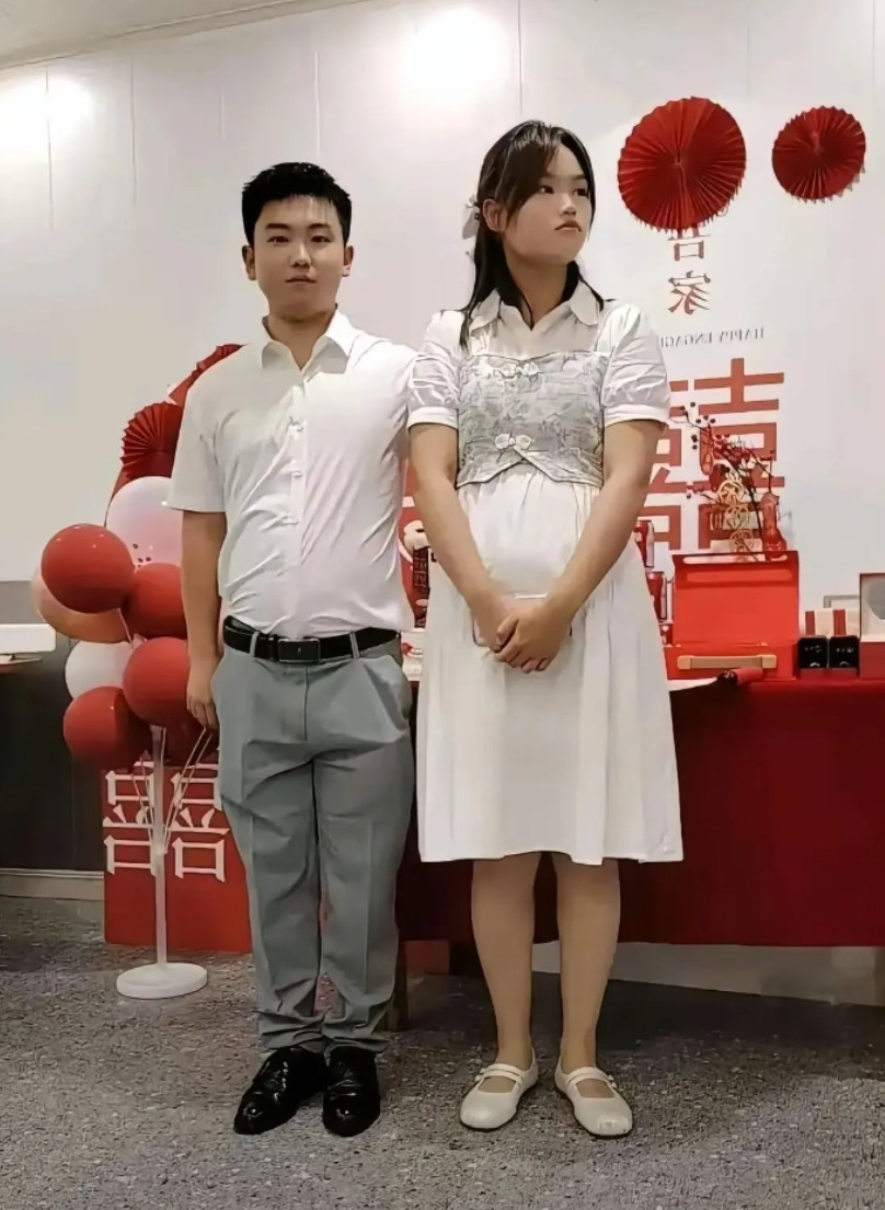 挺般配的，不过新娘看起来有点不开心啊