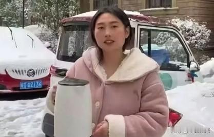 无知是多么的可怕！女子为了验证“开水浇车玻璃会炸”是假的，烧了一壶开水去浇别人家