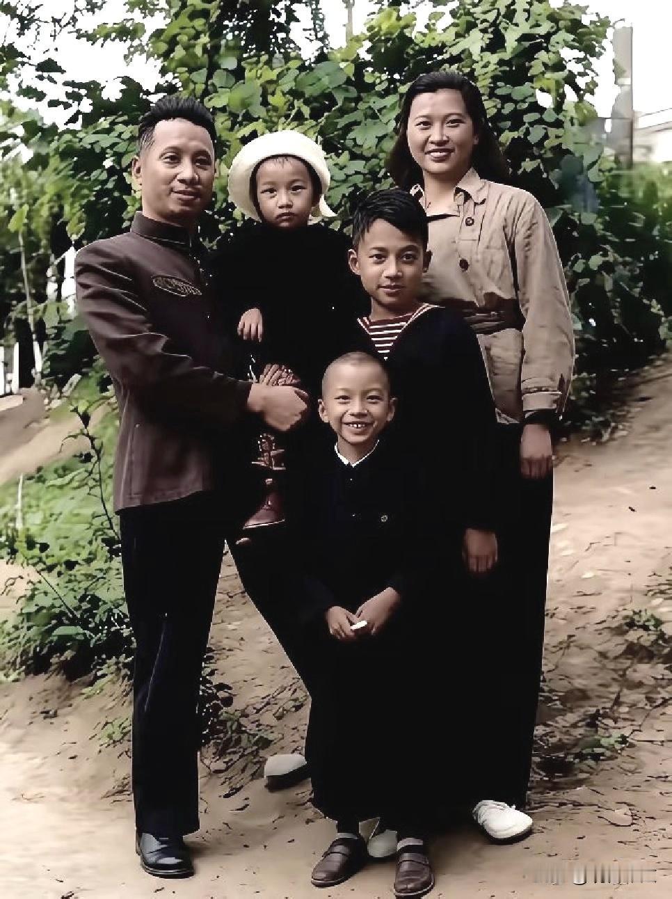 这张拍摄于1951年南京的彩色全家福，画面左侧男士是粟裕大将，战功赫赫的无产阶