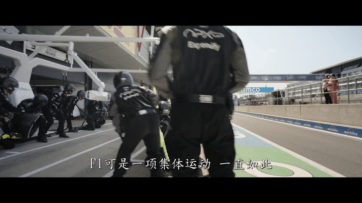 一晃而过的神颜路人群演从没想过能在电影里看车手飙戏！《F1：狂飙飞车》集结汉密