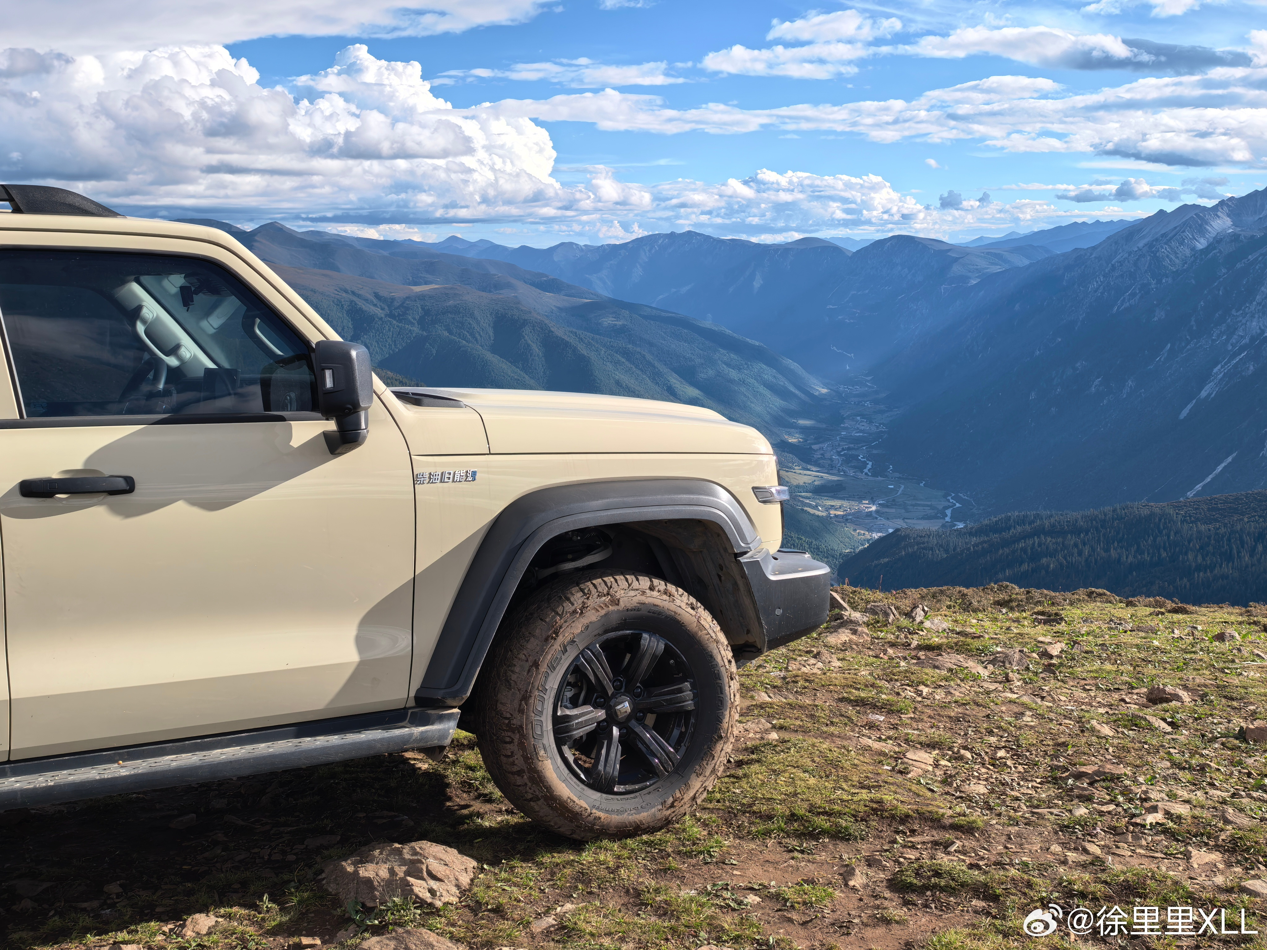 我之前那台黄色的柴油坦克300，卖给了一个60多岁的退休大叔。我开了快两万公里，