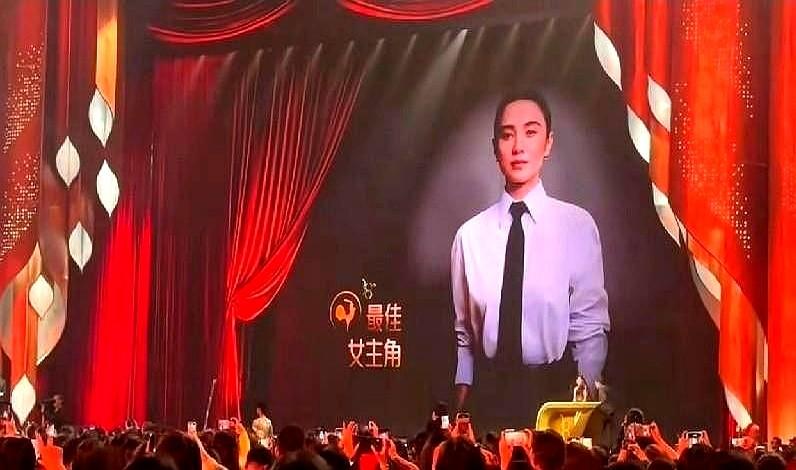 金鸡奖这事儿，很多人心里有个疙瘩。大家觉得咏梅演得更舒服，怎么奖杯给了宋佳？