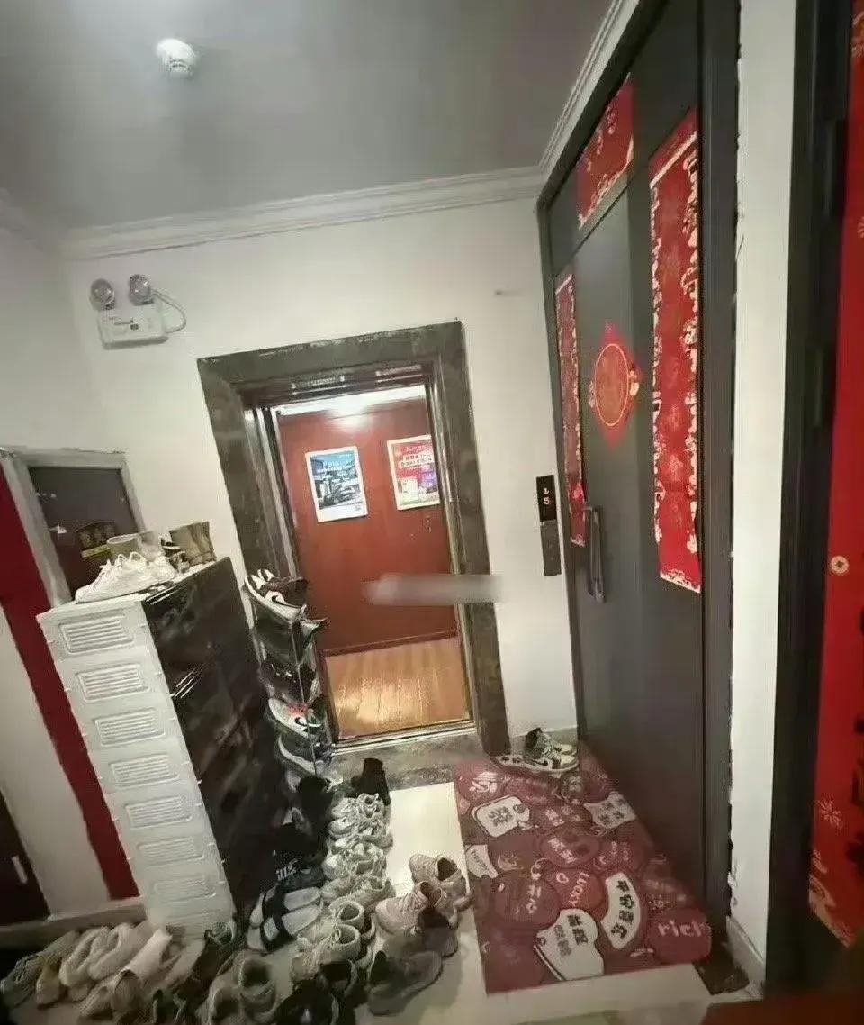 遇到这样的邻居，卖房都要搬走啊。物业居然也不管一下啊[捂脸哭][捂脸哭]