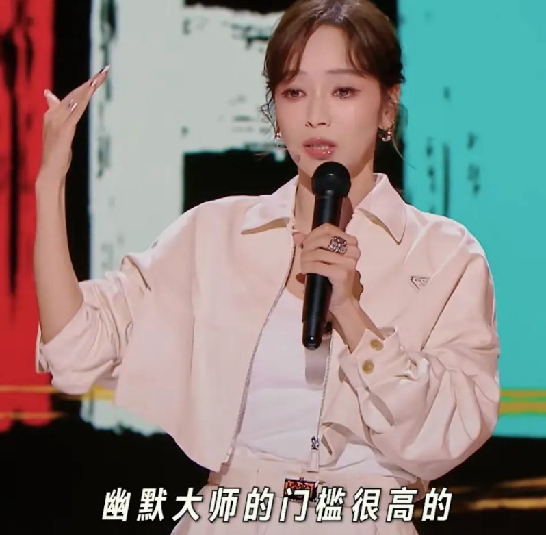 侯佩岑在《喜剧之王单口季2》的脱口秀表演中，调侃道：“幽默大师的门槛很高的，譬如