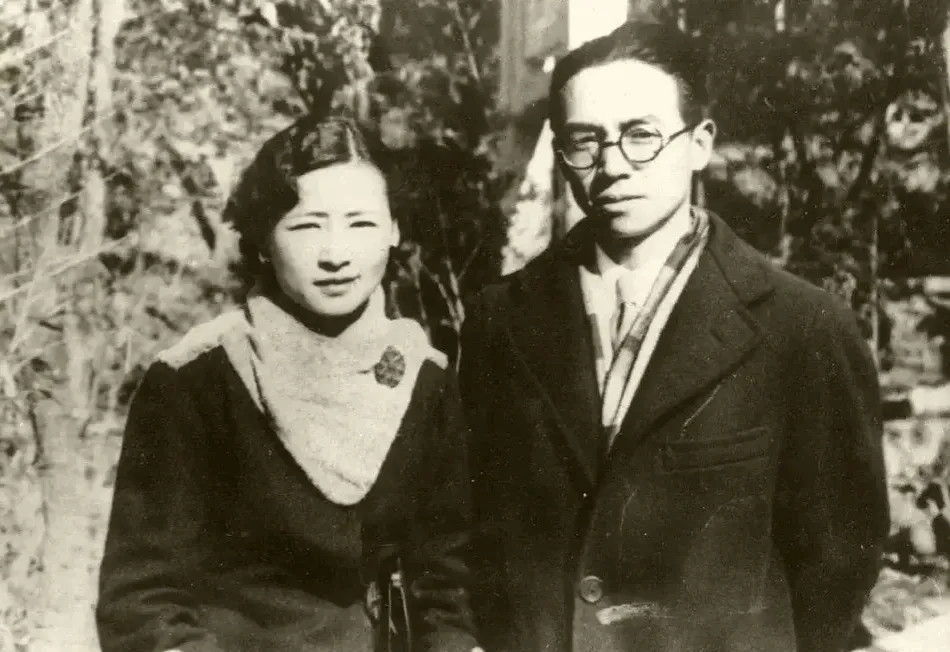 1922年，22岁的张幼仪刚生下儿子，就被丈夫徐志摩逼着离婚。床榻上的张幼仪，接