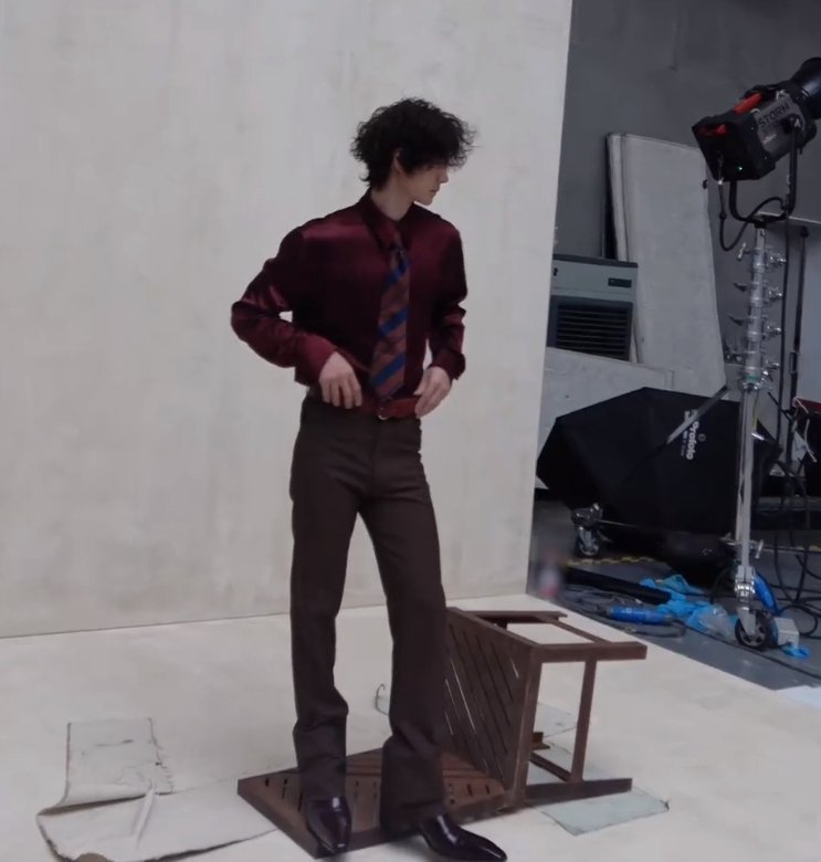 王一博杂志秒罄王一博摄影许闯是手办吧，一定是手办吧。比例真好啊，博帝身高真的只