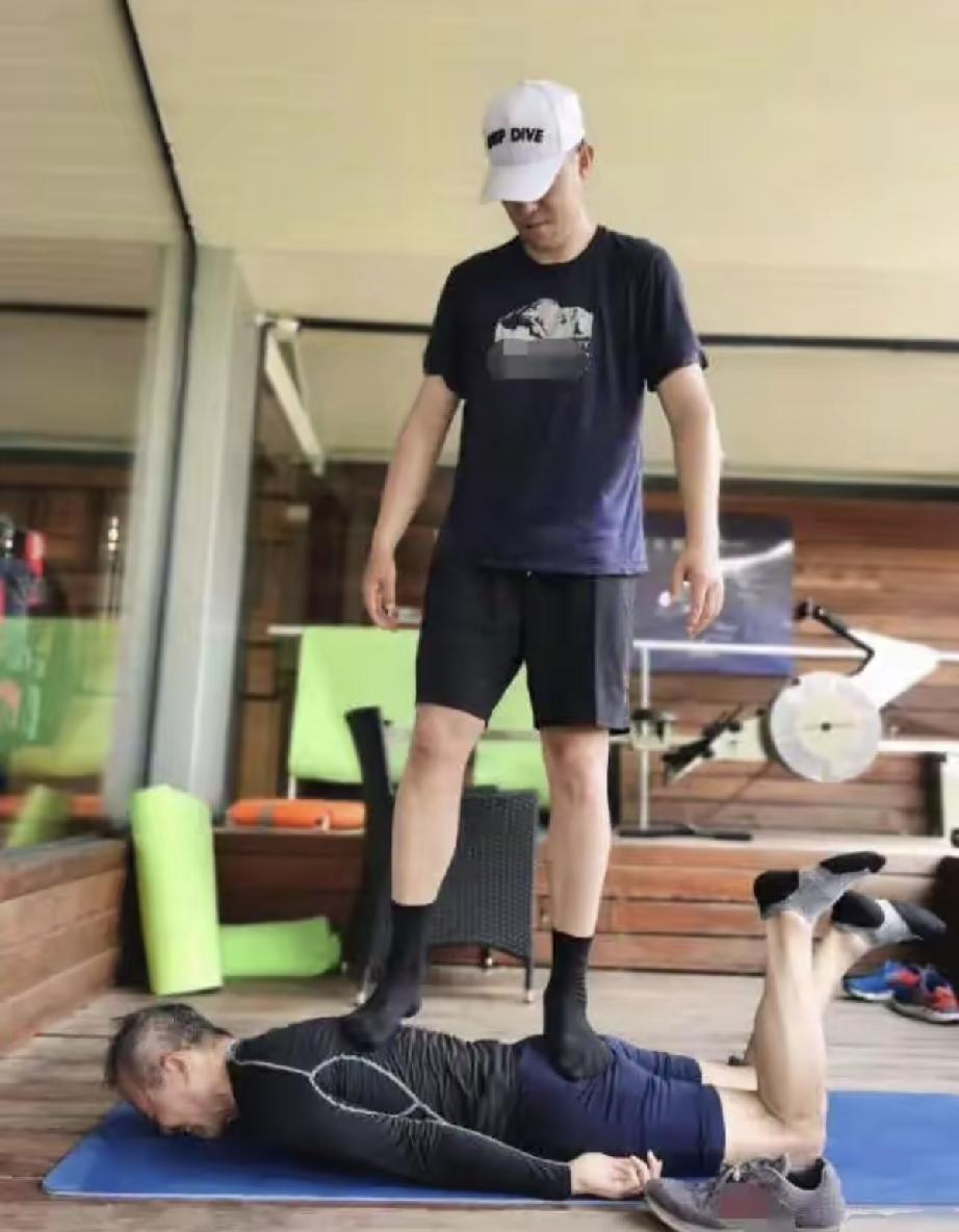 经常刷到这位大佬在健身秀肌肉，那股子拼劲赛过年轻人，老夫少妻恩恩爱爱挺幸福的。