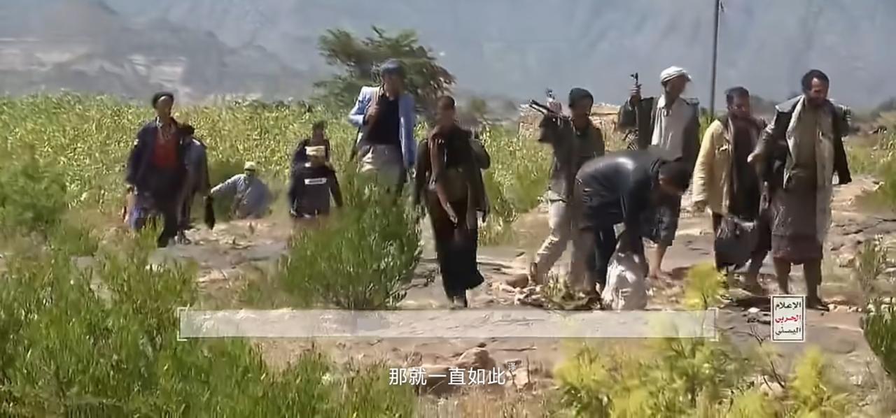 在也门塔伊兹省前线，一批也门政府军士兵/亲也门政府部落武装人员向胡塞武装缴械投降