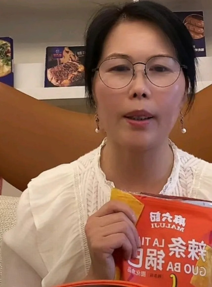 别看小杨阿姨现在轻松！明天，汪小菲夫妇就要回湾湾给孩子们过六一了！小杨阿姨就要忙