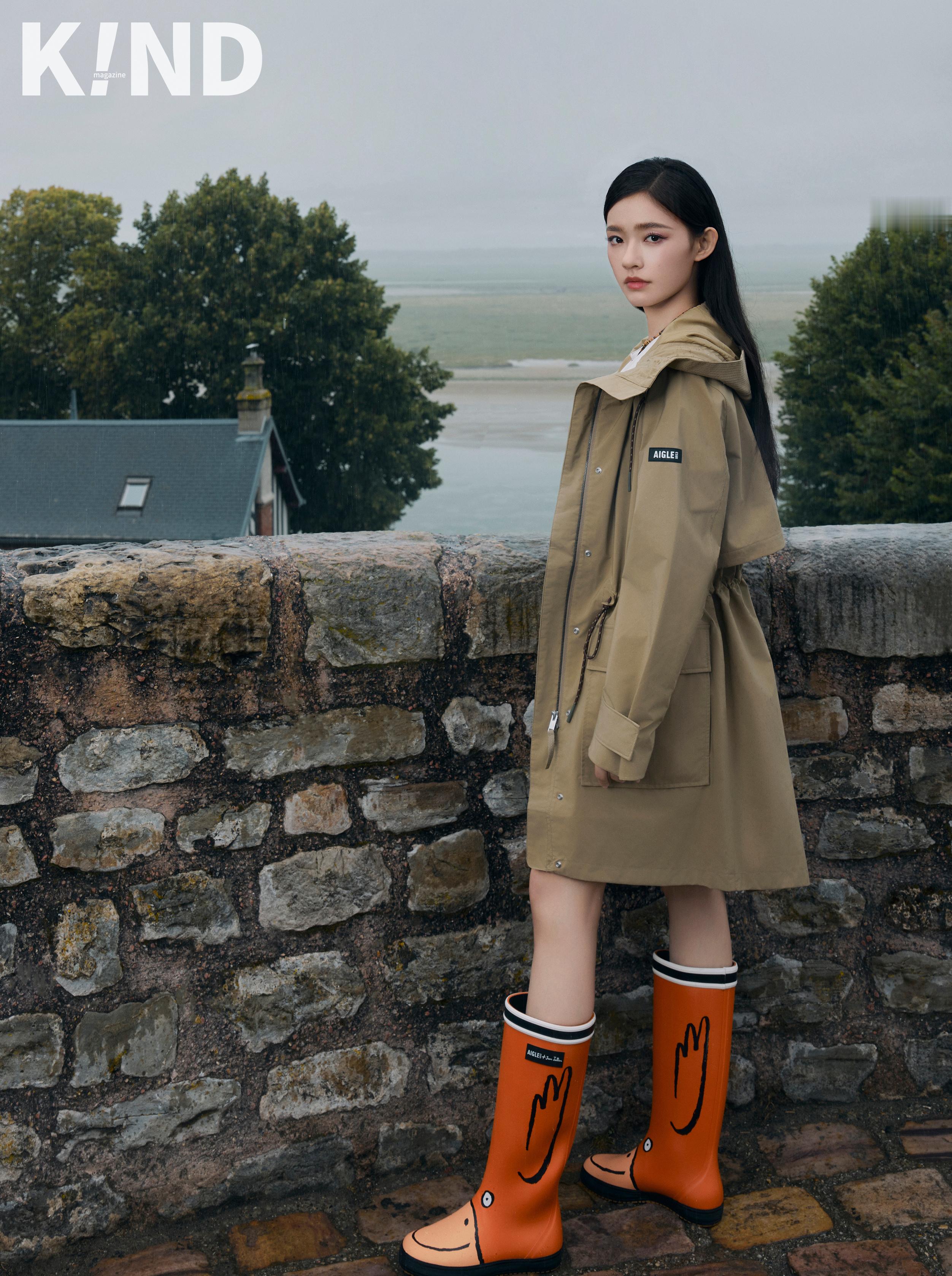 林允北法风情大片，酷美不设限的风情