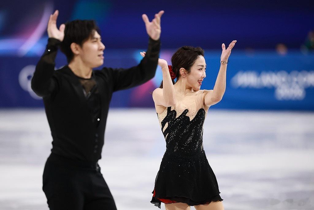 韩聪哽咽回应晋级自由滑冬奥会此刻皆不凡2月16日，米兰冬奥会花样滑冰双人滑短节