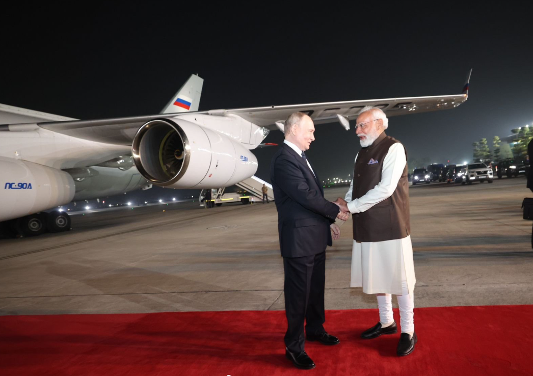 普京抵达印度的高清照来啦！12月4日俄总统抵达印度机场，让人没想到的是接机人员居