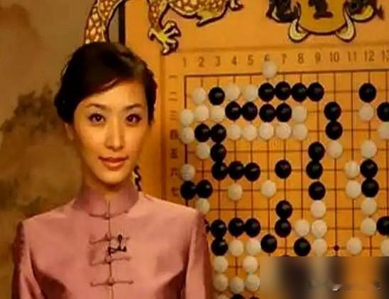 64岁棋圣，破例收下美女徒弟。只因长得好看。她是唐莉，复旦大学新闻系才女