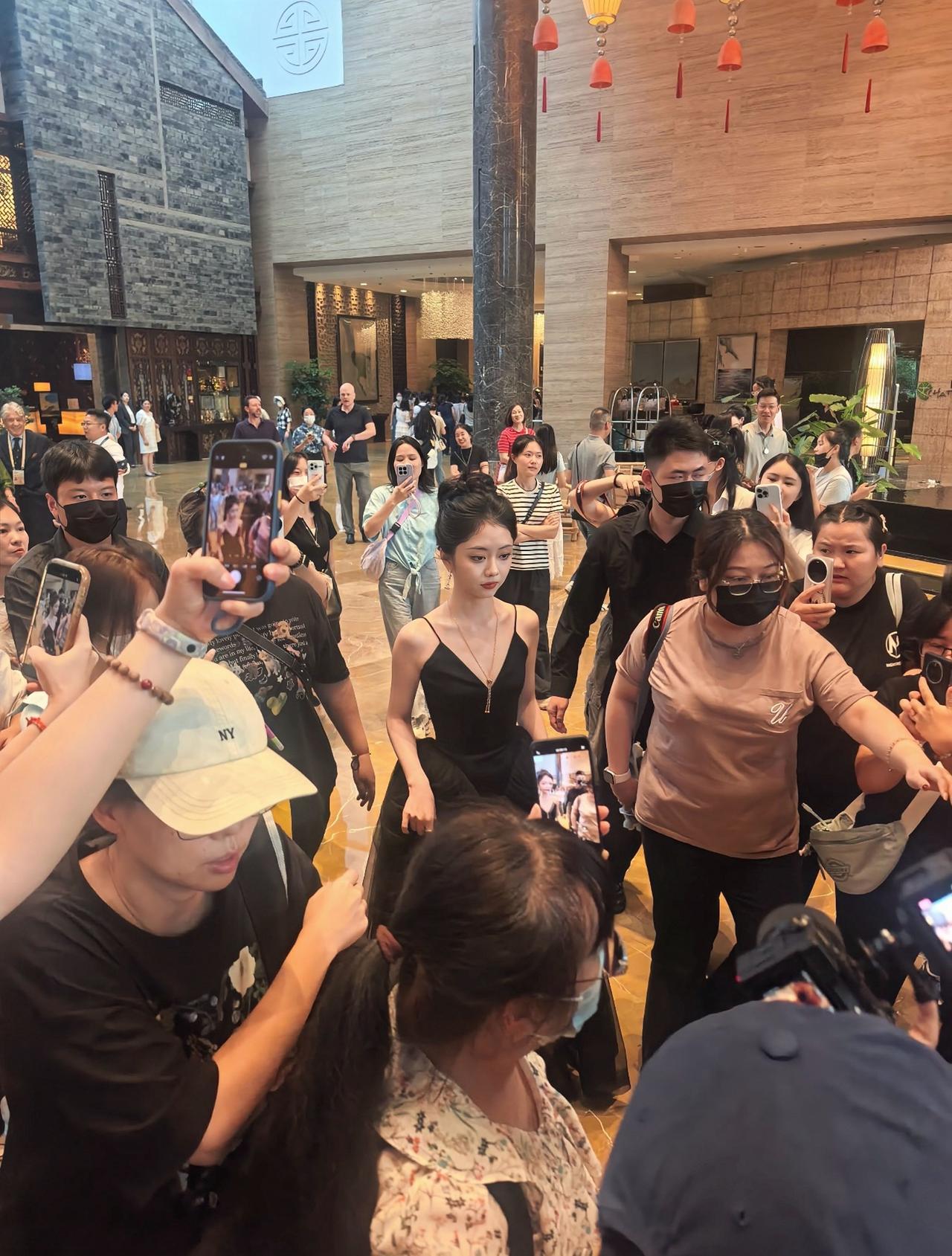 谭松韵近照，她参加某活动的画面，人真的瘦了好多，这身穿搭Look，真的好美啊。
