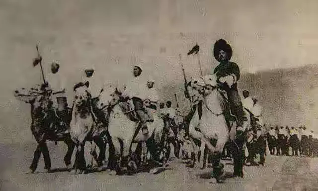 1949年，解放军第4军被马家军包围，这时，炮兵首长急中生智，猛然下令：“快！炮