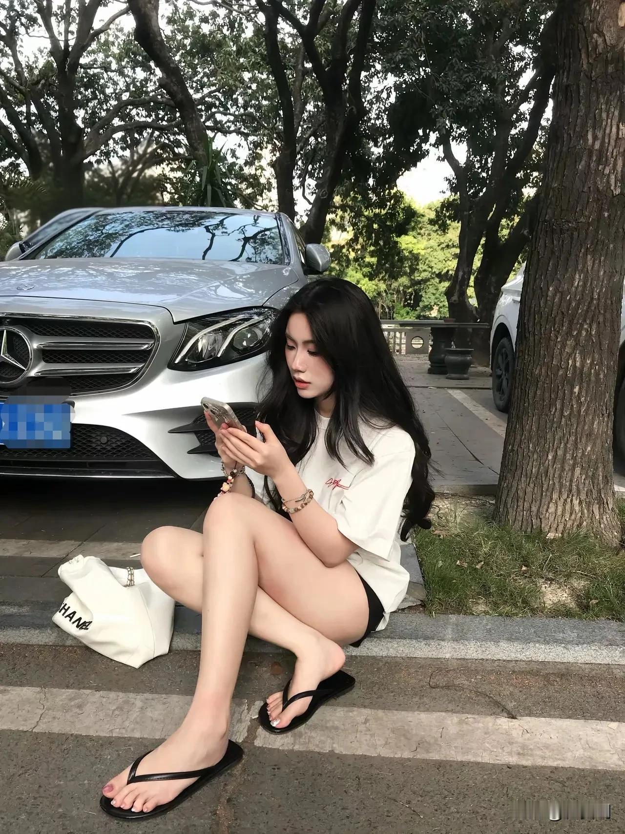 在公园里，享受悠闲时光，黑白搭配简约时尚，手机相伴，轻松自在。