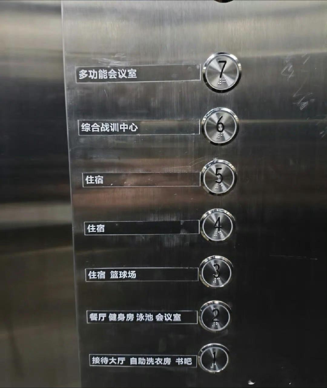 公安局大院内酒店每晚200到300元真的被这家酒店惊艳到了坐落公安局大院里面，光