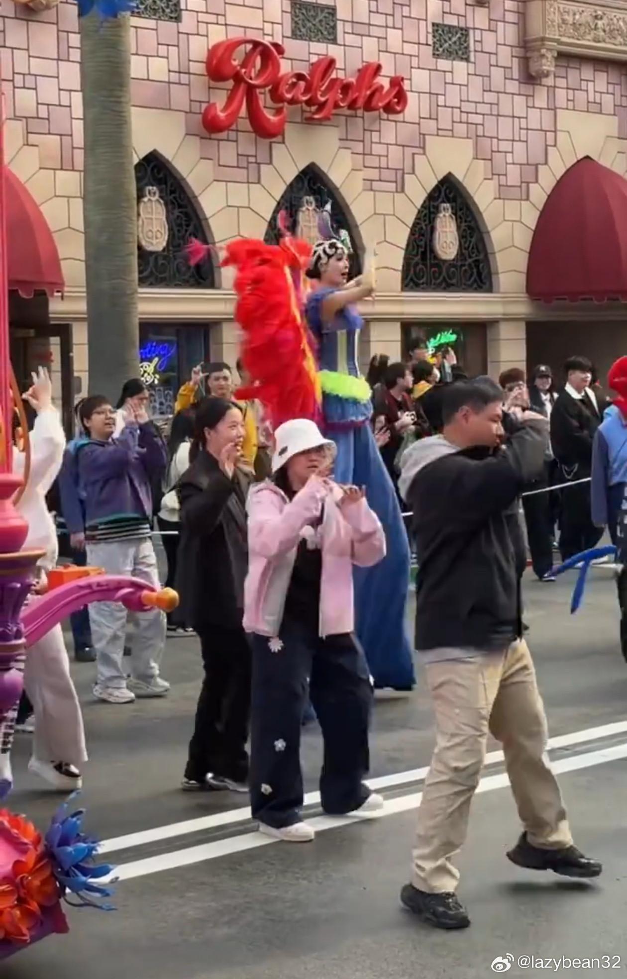 全红婵和杨倩今天在北京环球影城被偶遇了。两人在霸天虎过山车前开心跳舞，全红婵还哄