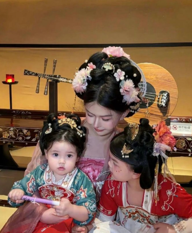 韩安冉不讨喜，但她的小女儿优米真的好可爱啊，穿上古代服饰萌化了，脸蛋肉嘟嘟，尤其