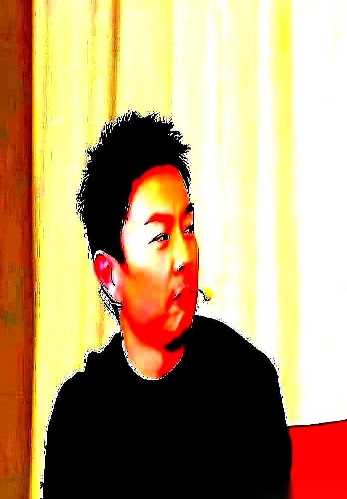 吴京一个电话打过去，票房6个亿的《镖人》男主角，递到谢苗嘴边。谢苗梗着脖子，回