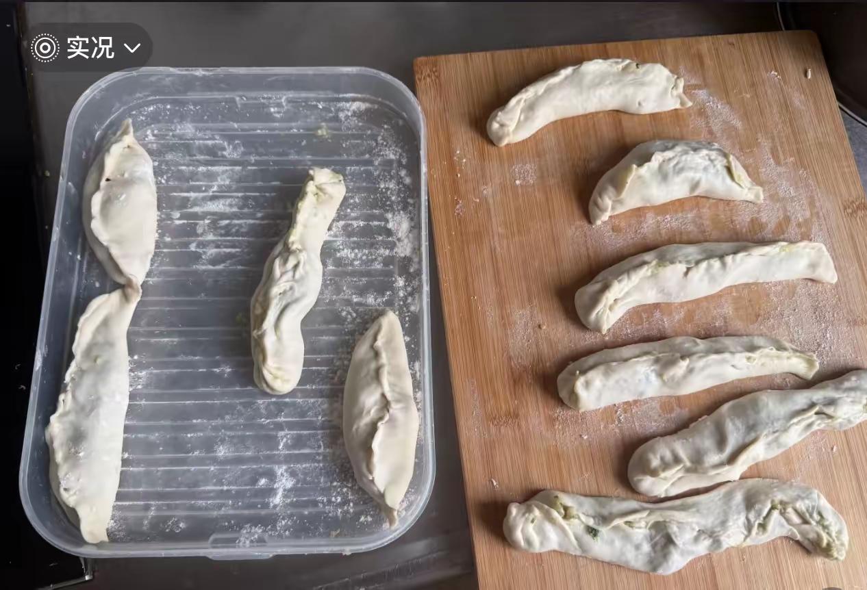 这饺子包的，可咋评价你呢！1、面活软了，都说软面饺子硬面汤，但你的面太软了。