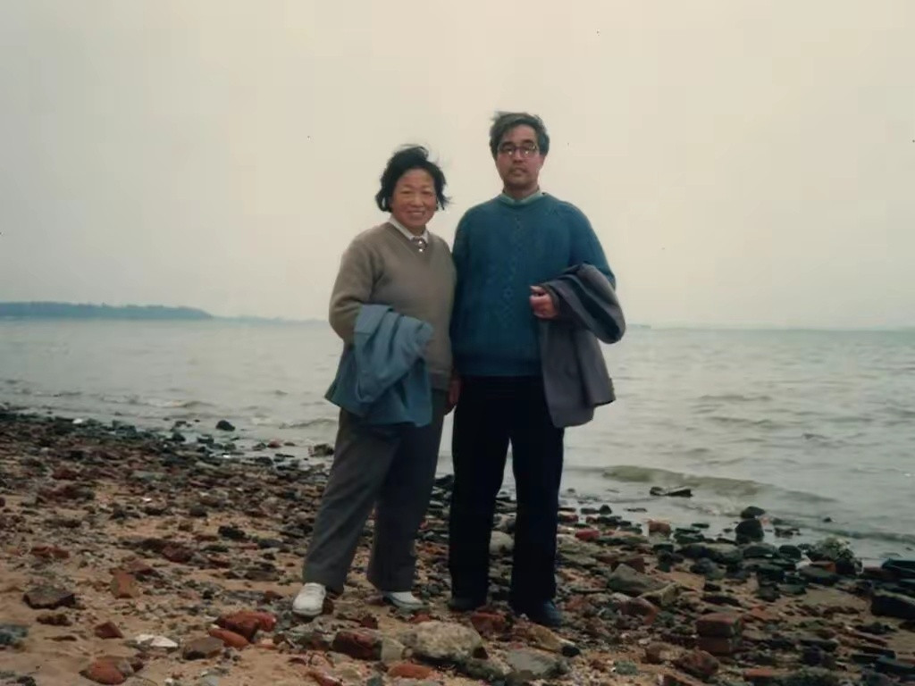 上海一对老夫妻，无儿无女，平时17元盒饭吃两顿，镜腿用胶布缠，住50平的房子，在