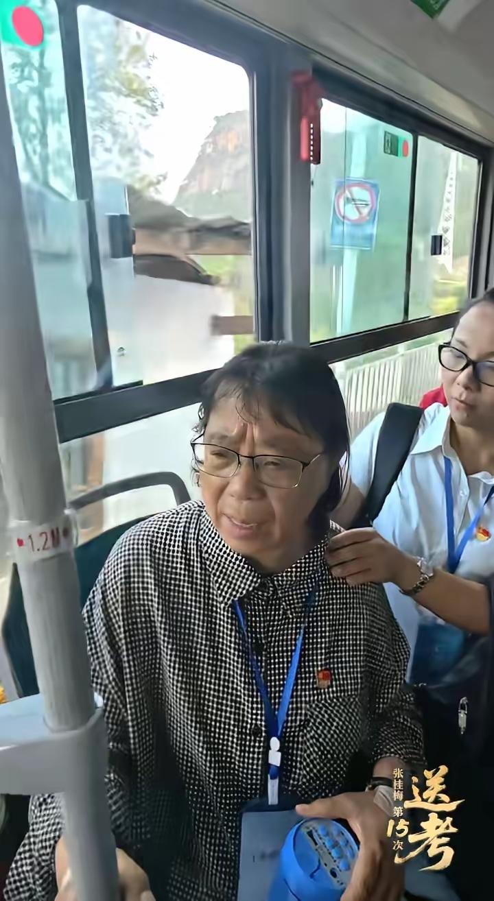 张桂梅的学生们，考出了山的答案2026年高考放榜日，云南华坪女高的办公室里，张
