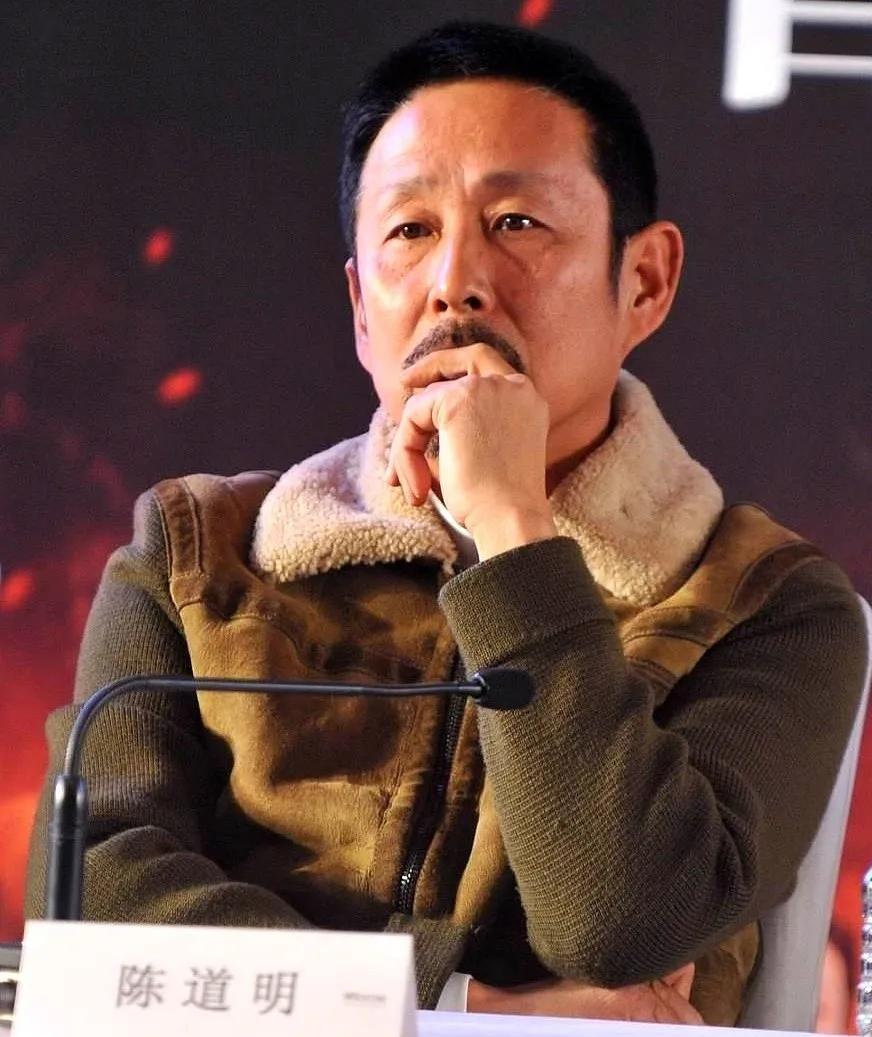 影帝陈道明有个圈内公认的“坏毛病”：天王老子请吃饭，他都不去。名导演打来电话催