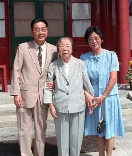 1992年7月，邓颖超因病离世。谁知，邓颖超留下的最后一句话竟是“李鹏”二字，这