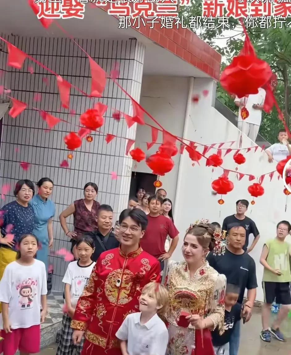 不怪小伙子一脸幸福，换谁谁不是。